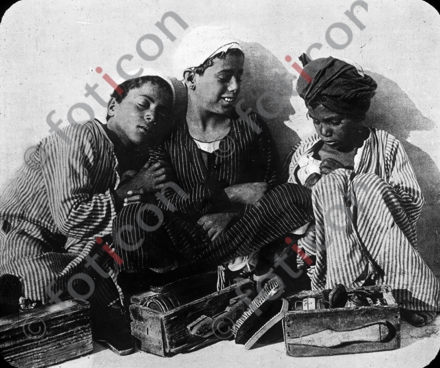 Ägyptische Schuhputzer | Egyptian Shoe Cleaners - Foto foticon-simon-008-006-sw.jpg | foticon.de - Bilddatenbank für Motive aus Geschichte und Kultur